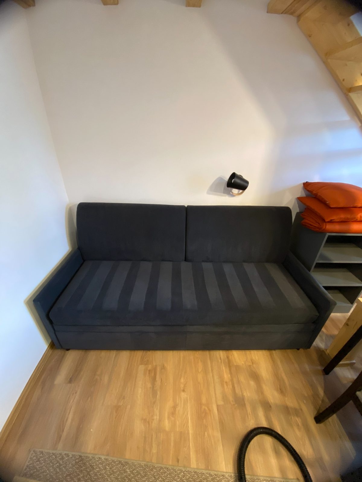 Tmavý gauč po tepovaní, farba je zase sýta a jednotná
